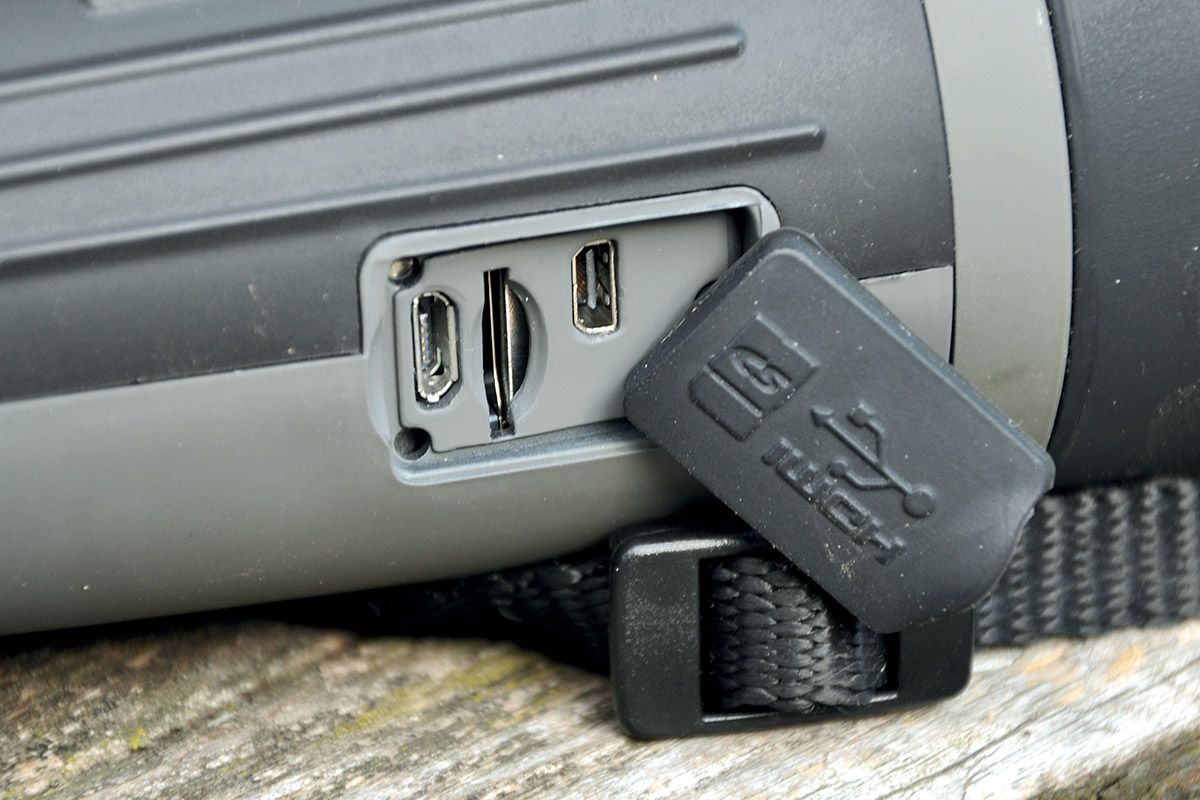 8 Konektory rozhrani HDMI a USB a slot pro pametovou kartu jsou pod gumovou krytkou na prave strane tela