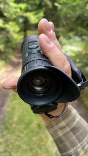 Ostřící kolečko se pohodlně ovládá ukazovákem.