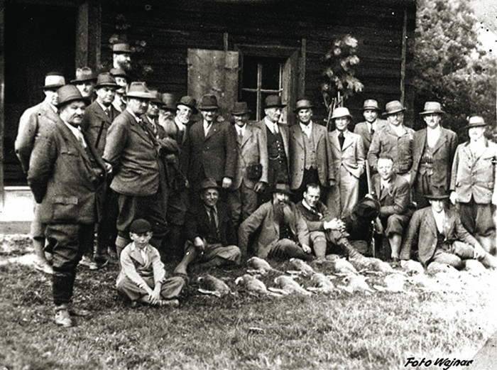 Historicky první hon na Školním lesním statku Kostelec nad Černými lesy. Uskutečnil se na polesí Radlice 1. září 1936 a ulovilo se na něm 18 zajíců a dva králíci. Foto archiv Lesů ČZU