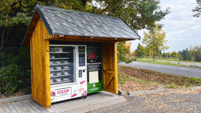 Lesy ČZU jsou průkopníkem v distribuci dělené zvěřiny z režijních honiteb koncovým zákazníkům. V říjnu 2025 uvedly v Jevanech do provozu zvěřinomat – první zařízení svého druhu u nás, kde si lze zakoupit balíčkovanou zvěřinu v režimu 24/7. Foto archiv redakce