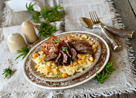 Grilovaný hřbet z divočáka, smetanové těstoviny s kukuřicí