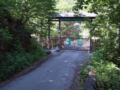 Vstupní brána do obory Jelenice.