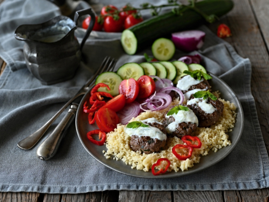 Grilované mleté srnčí biftečky s jogurtovým dipem
