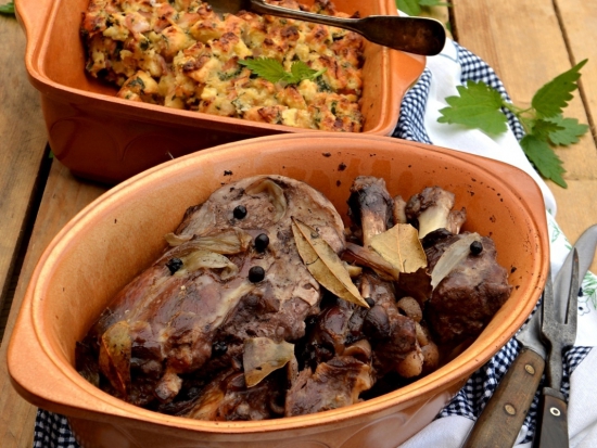 Mufloní plec na divokém koření s velikonoční nádivkou