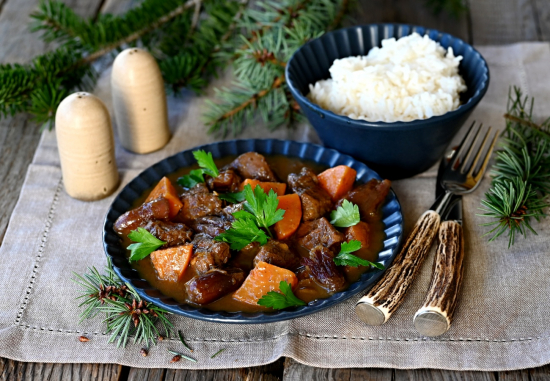 Vánoční srnčí tažín s batáty a datlemi