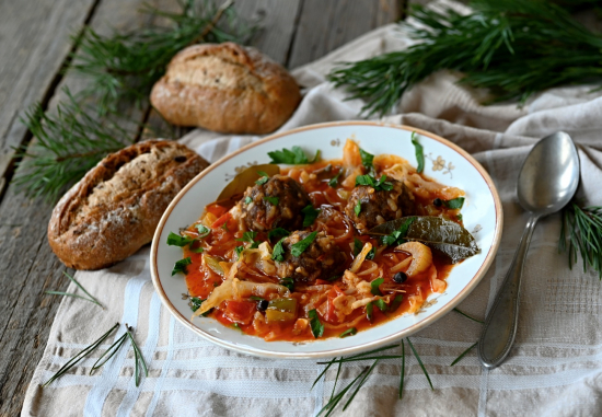 Zelná polévka s rýží a zvěřinovými knedlíčky